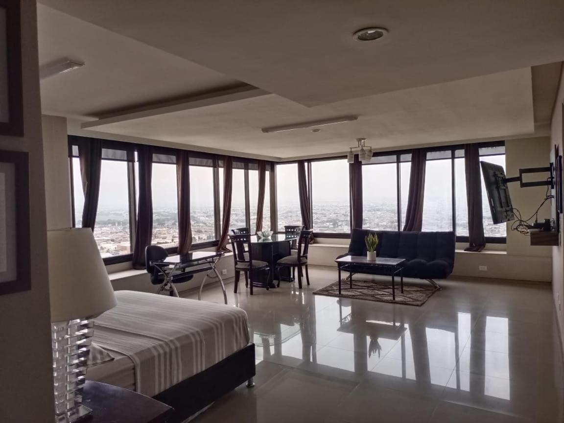 - Torre De Apartamento